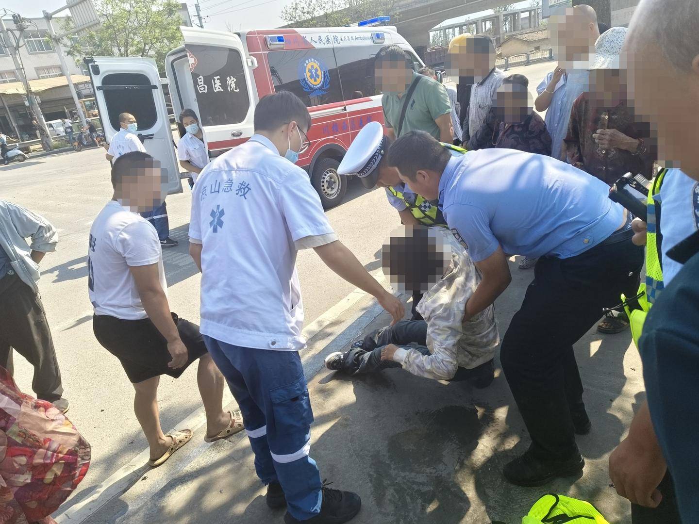 皇冠信用网平台出租
_辅警跳河救起轻生女皇冠信用网平台出租
,上岸时被红火蚁咬伤:系最危险入侵物种之一,过敏者或致休克