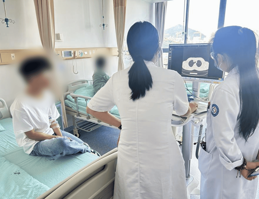 皇冠app
_每天陪娃游泳两小时皇冠app
,母子俩双双进了医院!家里有孩子的都该看看