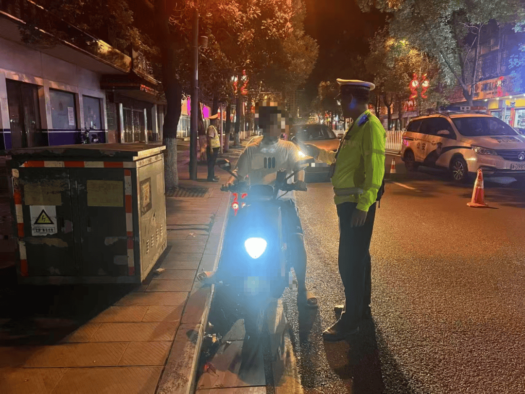 澳大利亚新南威尔斯联赛2
_多地严查“人造太阳”澳大利亚新南威尔斯联赛2
!湖南交警提醒