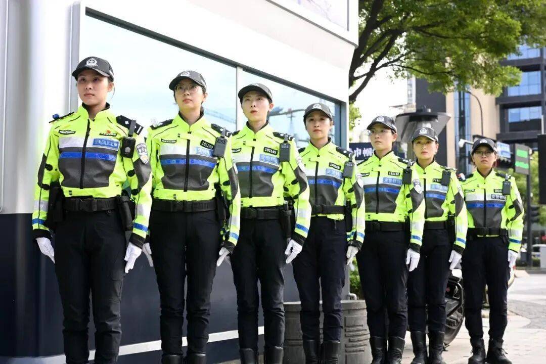 皇冠代理登录地址_杭州1米99“大长腿”交警火出圈皇冠代理登录地址，本人回应：不要关注我，这群人更了不起