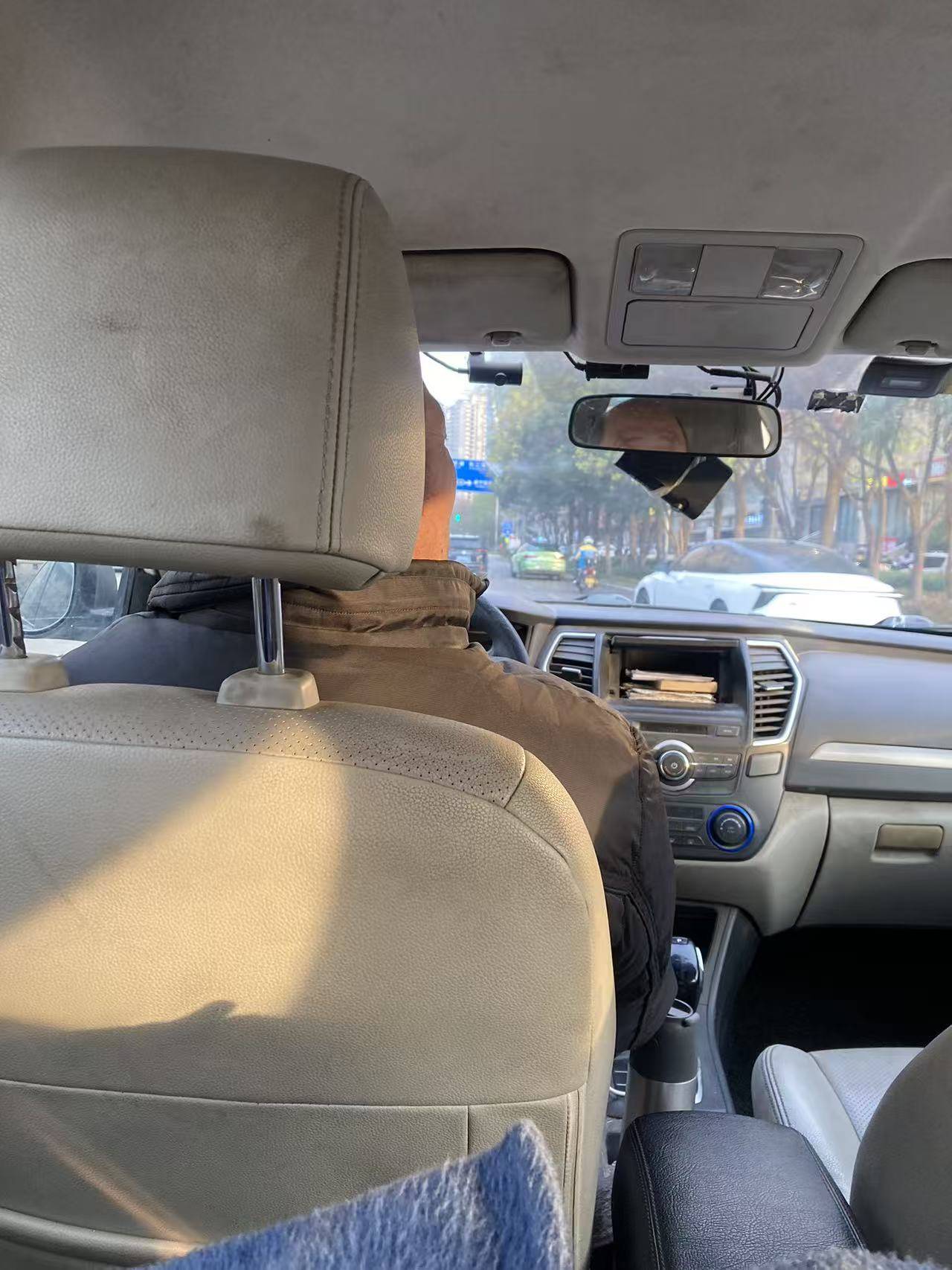 皇冠信用网会员申请_西安一的哥只用英文和乘客交流皇冠信用网会员申请，乘客：他锻炼口语想出国旅行，网友：有梦想谁都了不起