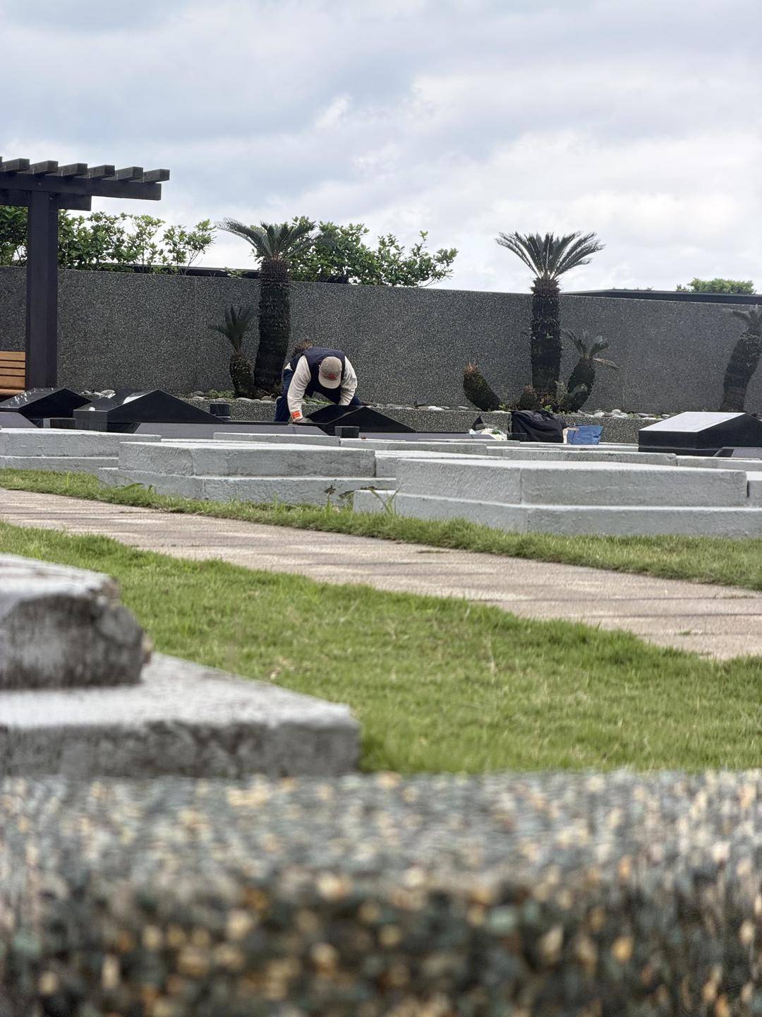 皇冠客服
_网友墓园偶遇具俊晔皇冠客服
,为已故妻子大S擦拭墓碑