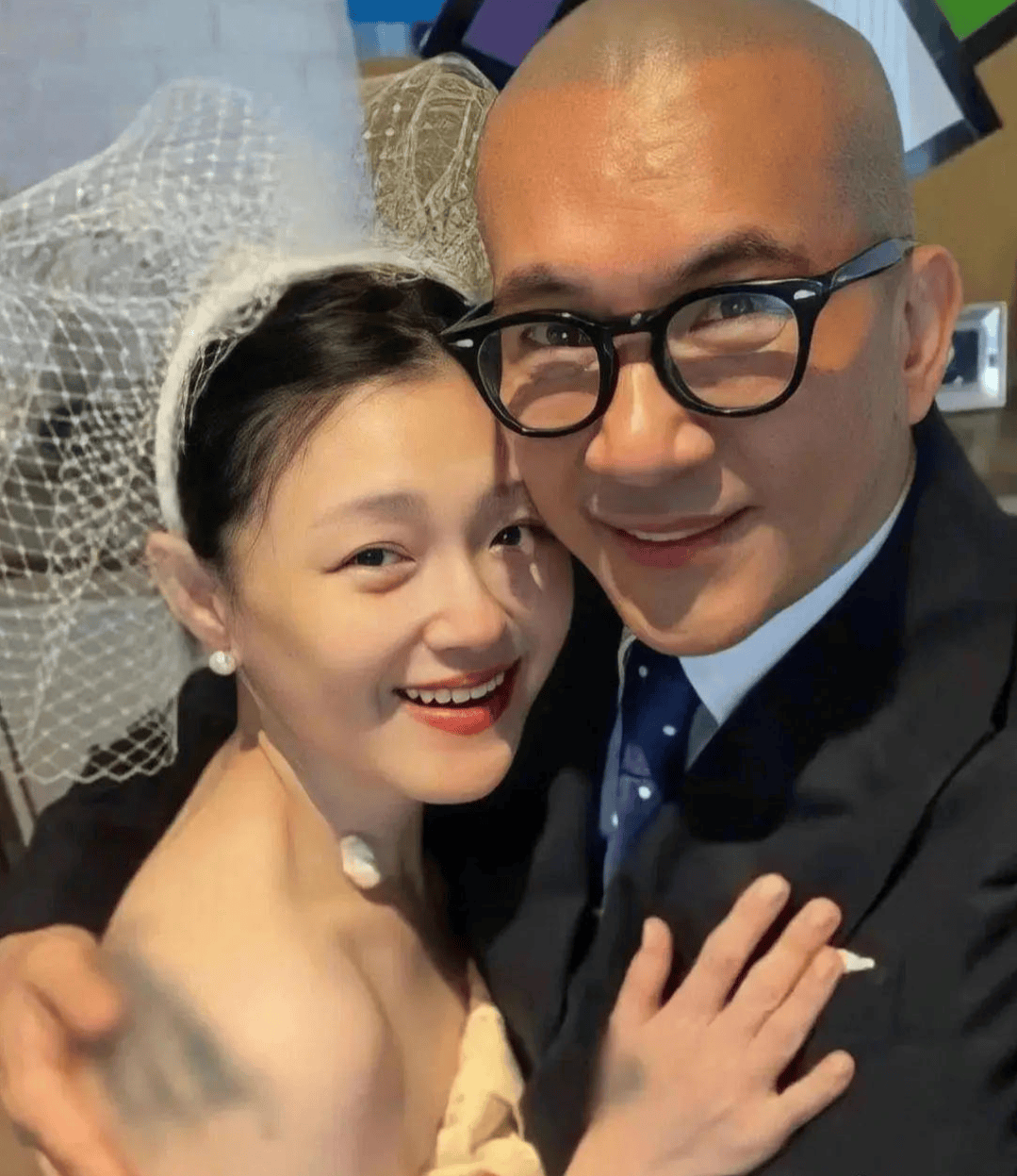 皇冠客服
_网友墓园偶遇具俊晔皇冠客服
,为已故妻子大S擦拭墓碑