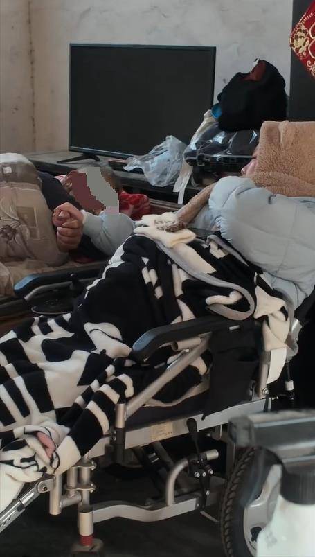 皇冠官网
_老人担心27岁瘫痪养女无人照顾皇冠官网
,病逝前将其送进养老院,当地:已将养女列为“五保户”并进行心理疏导