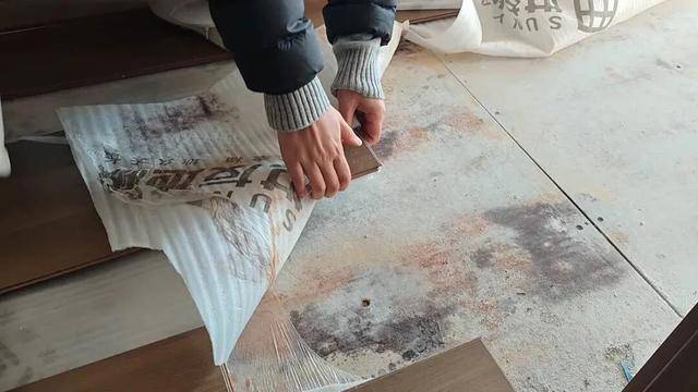 皇冠信用网平台_河南郑州保利一小区超两百户精装房成“霉菌房” 皇冠信用网平台，家里一股霉味