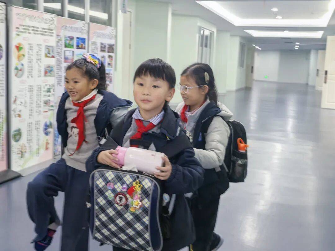 皇冠信用网注册_杭州小学女生躲在厕所偷偷哭皇冠信用网注册，医生建议休学！没想到2个月来，她一节课没落下！“原来除了爸爸妈妈，还有那么多人爱我”