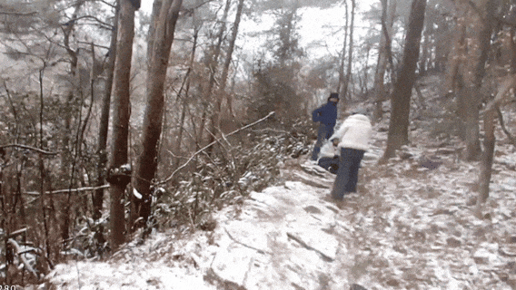 皇冠信用网哪里申请_“脚断了皇冠信用网哪里申请,这辈子完了!”游客在1200米山上赏雪受伤,浙江民警带4人将其抬下:我是民警,我得在第一个