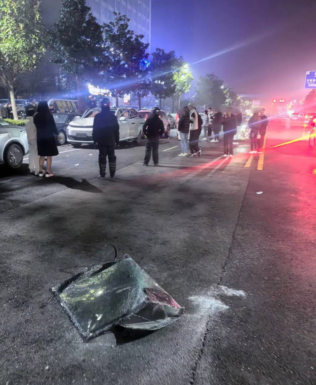 世界杯足球代理
_西安街头一新能源车凌晨突发爆响世界杯足球代理
,挡风玻璃震裂掉落,车企客服称车内有不安全物品,警方介入调查,网传部分信息与实际不符