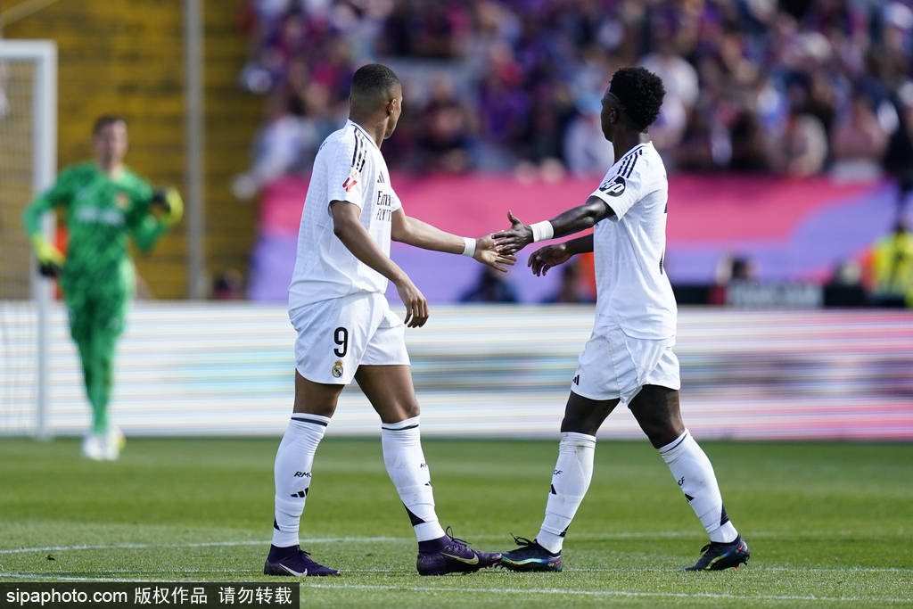 皇冠体育App下载_赛季四杀皇冠体育App下载！西甲-姆巴佩戴帽拉菲2球 巴萨4-3皇马7分领跑