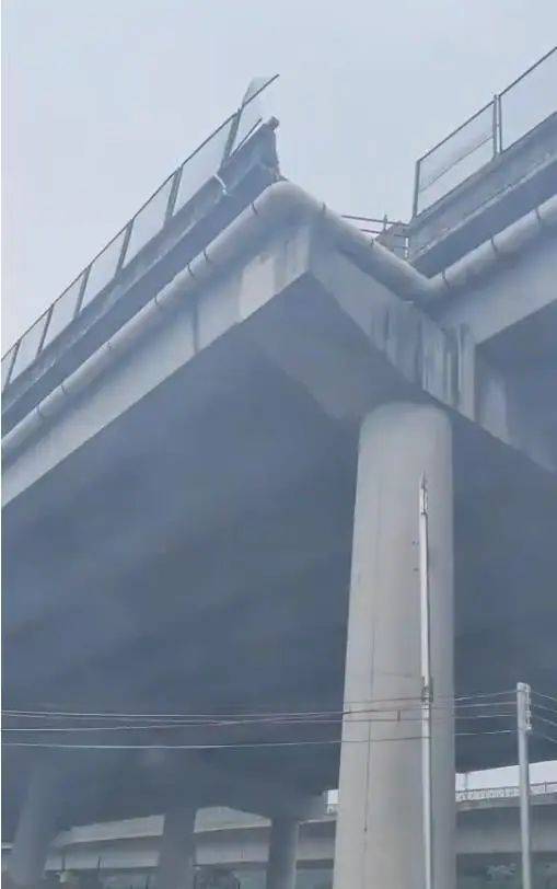 皇冠信用網代理注册_东莞一高架桥4车道变3车道致车辆坠落皇冠信用網代理注册？当地：是特大事故