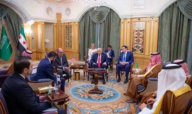 hga010皇冠新版APP下載 _朱拉尼下令hga010皇冠新版APP下載 ，6大精锐师开火，以军狂轰叙坦克，中东火药桶又炸了