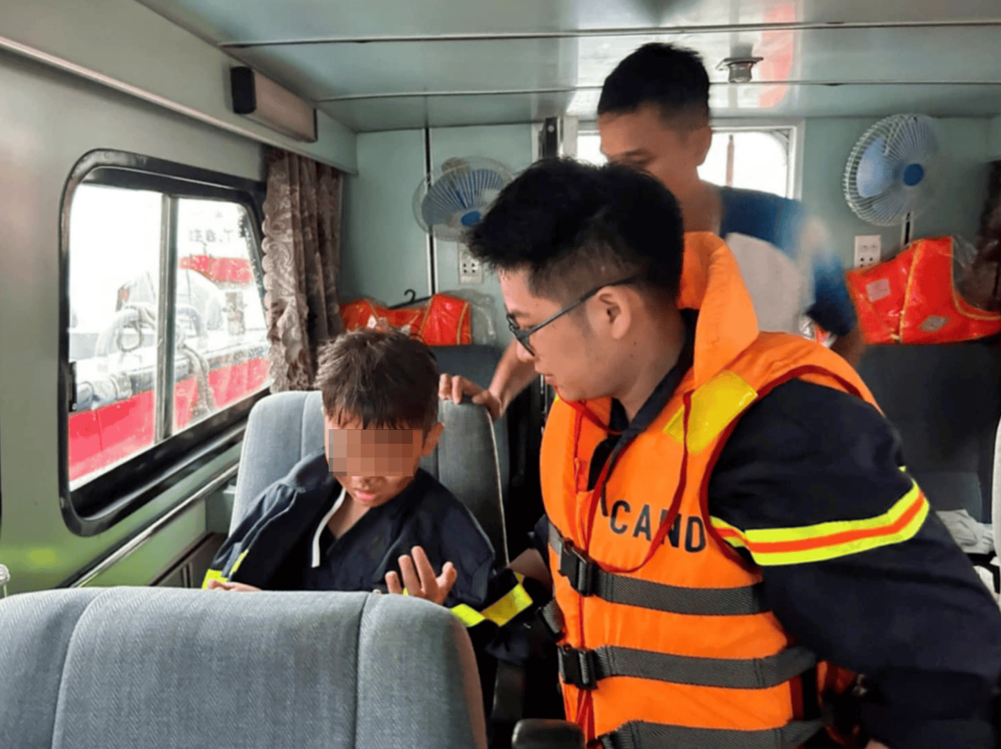 体育皇冠信用网_雷暴突袭！越南游船倾覆已致34死体育皇冠信用网，有男孩4小时后获救，山峰被雷电击中起火