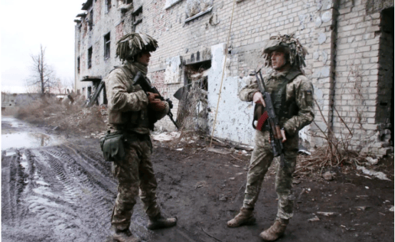 皇冠信用网如何注册_俄军40次冲锋攻入红军城！乌民众千人抗议逼宫皇冠信用网如何注册，泽连斯基要下台？