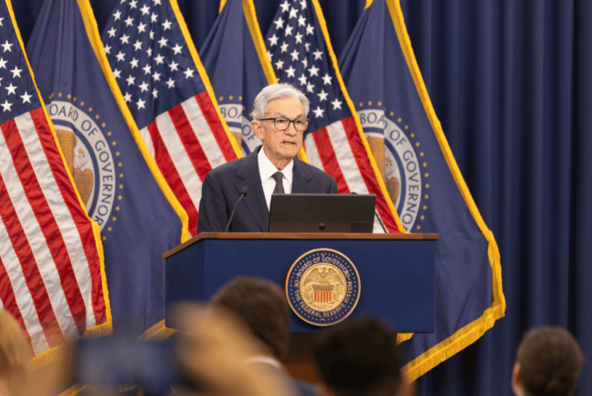 如何注册皇冠足球代理_20年来首次如何注册皇冠足球代理，美总统突然造访美联储，特朗普当面施压：我要你降息