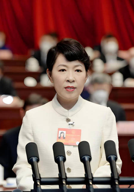 皇冠信用网开户_“换装主席”王莉霞的堕落：从光鲜人设到腐败深渊