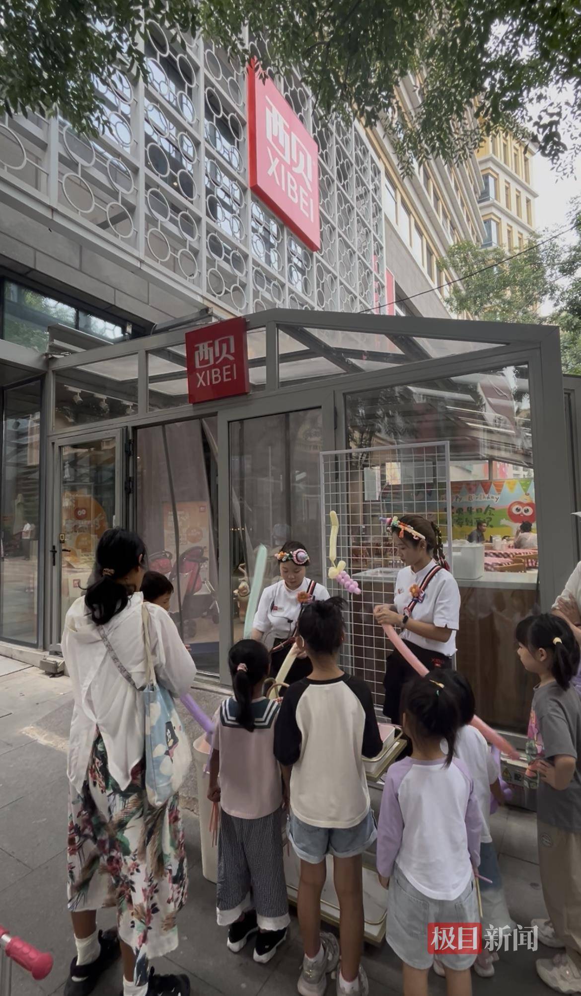 秘鲁甲组联赛 | 实探罗永浩就餐的西贝门店：40余桌基本坐满秘鲁甲组联赛，老罗包间上午10点就被预定，有顾客大喊“特意来支持贾总”