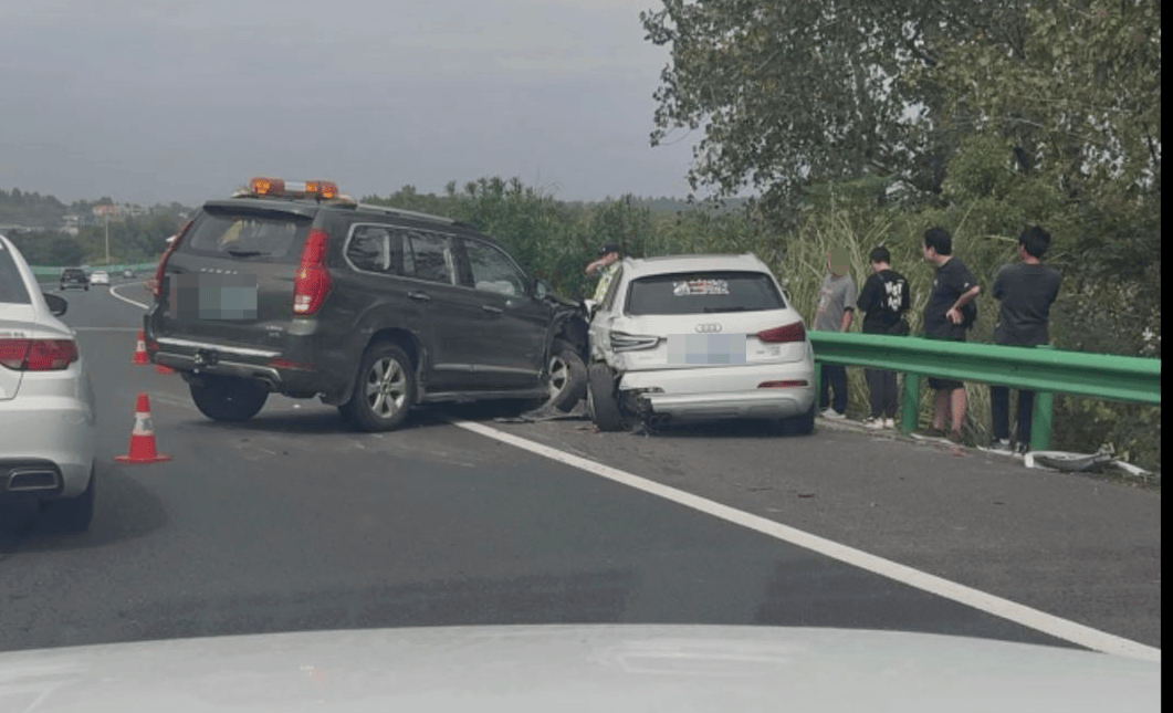 皇冠皇冠信用平台_“司机像没意识了一样！”男子称SUV在高速上慢行、撞上石墩也不停皇冠皇冠信用平台，交警：司机目前无生命危险